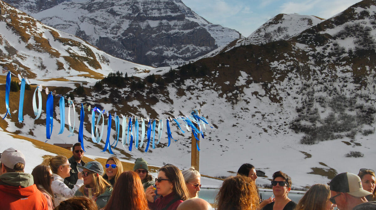 Guests dancing in the snow at the Hahnenmoos daydance