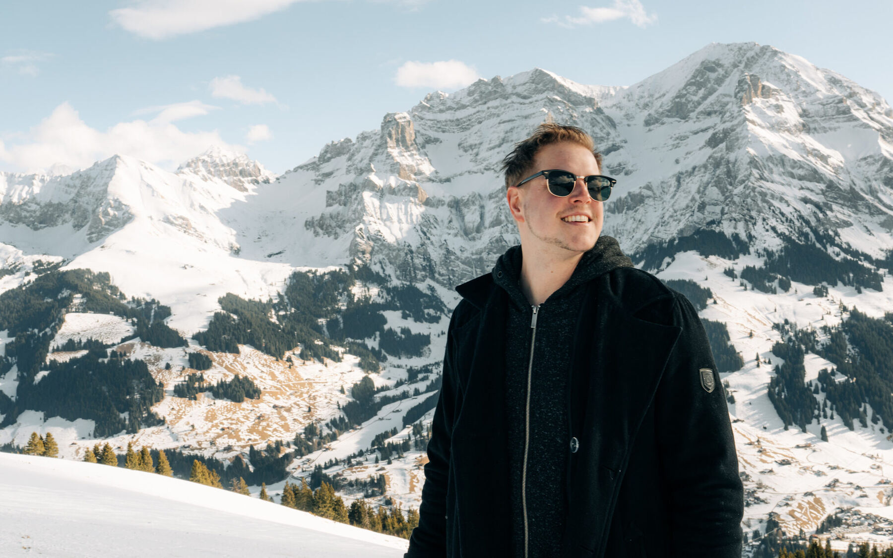 Sas Cras in front of snow-covered peaks in the Bernese Alps