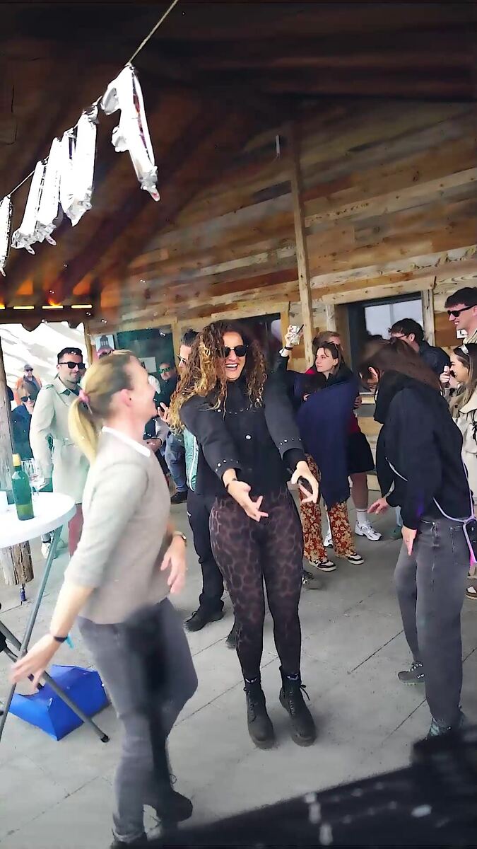 Guests dancing under the chalet roof at the Fullmoon Rave Tschentenalp