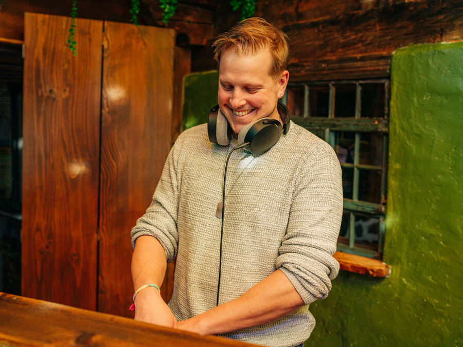 Press photo: Sas Cras at the decks in a wooden chalet
