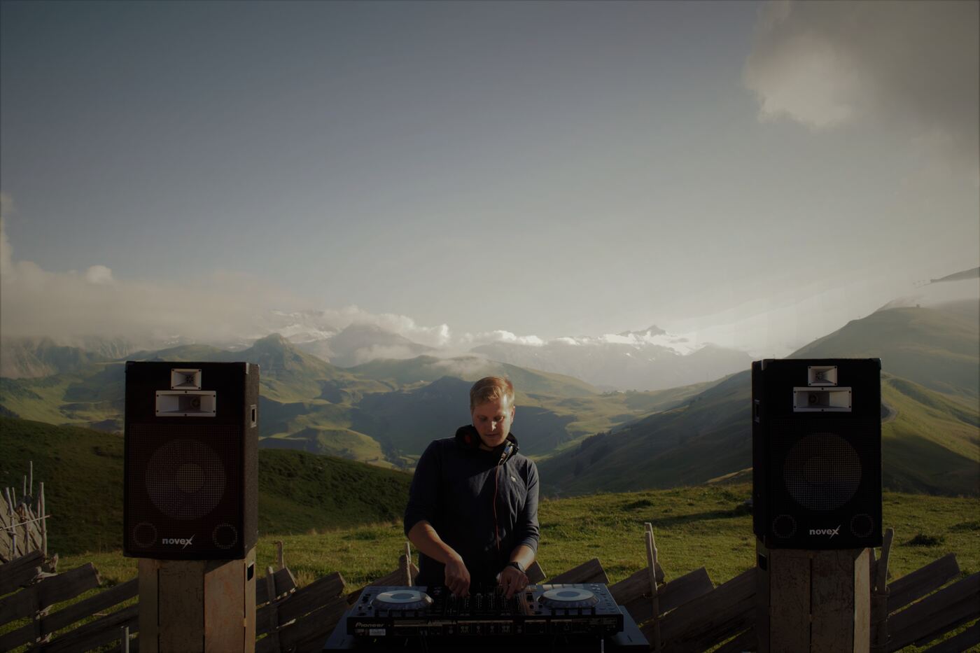 Sas Cras playing between two speakers on Sillerenbühl